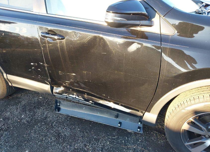 Photo 6 of 2018 Toyota Rav4 ADVENTURE/XLE (VIN 2T3RFREV0JW822986)