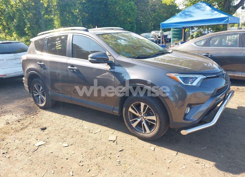 2018 Toyota Rav4 XLE (VIN 2T3RFREV1JW735081) main photo