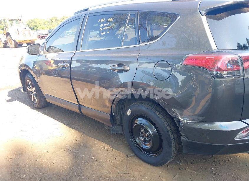 Photo 6 of 2018 Toyota Rav4 XLE (VIN 2T3RFREV1JW735081)