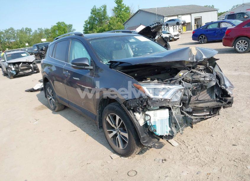 2018 Toyota Rav4 XLE (VIN 2T3RFREV1JW851476) main photo