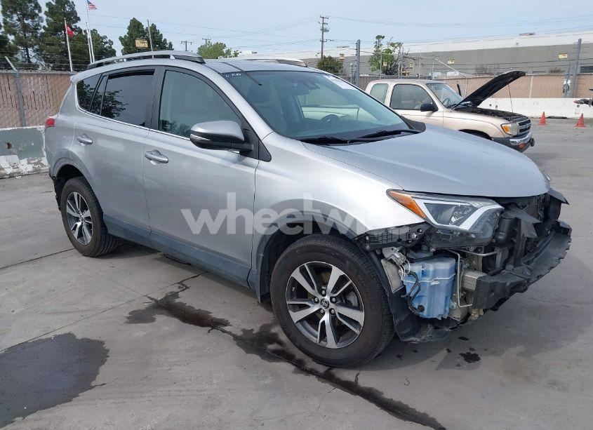 2017 Toyota Rav4 XLE (VIN 2T3RFREV2HW661051) main photo