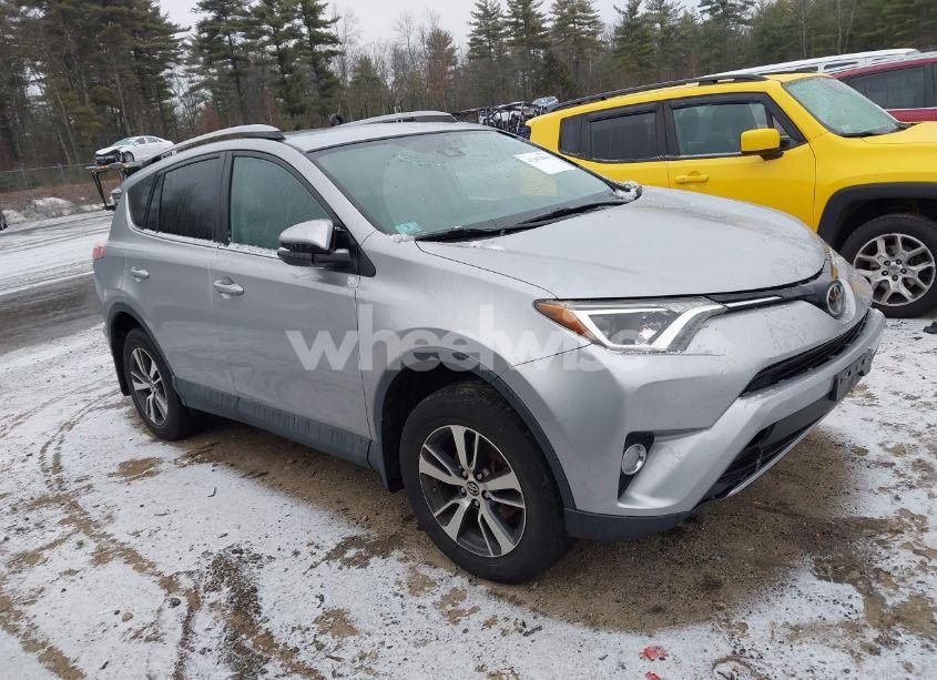 2017 Toyota Rav4 XLE (VIN 2T3RFREV3HW685195) main photo