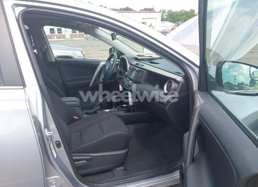 Photo 5 of 2016 Toyota Rav4 XLE (VIN 2T3RFREV4GW426729)