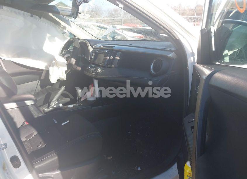 Photo 5 of 2015 Toyota Rav4 XLE (VIN 2T3RFREV5FW260610)