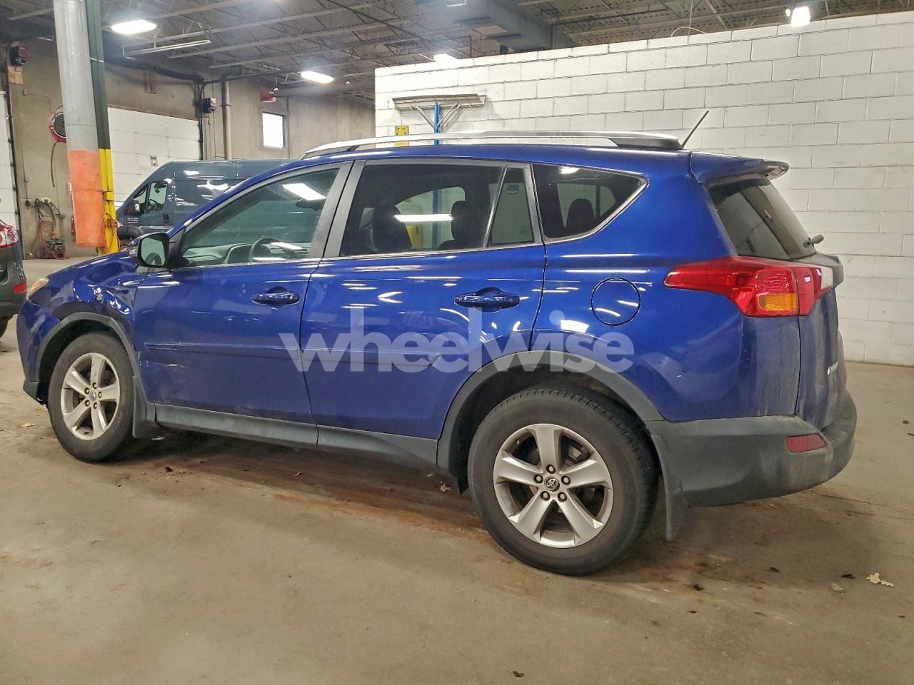 Photo 2 of 2015 TOYOTA RAV4 XLE (VIN 2T3RFREV7FW380103)