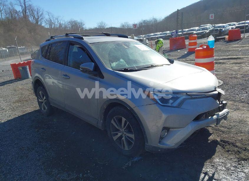 2017 Toyota Rav4 XLE (VIN 2T3RFREV7HW553671) main photo