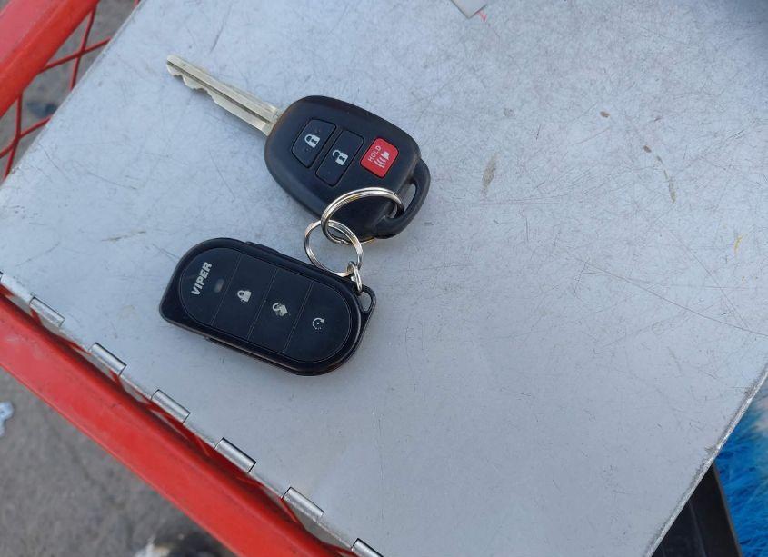 Photo 11 of 2015 Toyota Rav4 XLE (VIN 2T3RFREV8FW284285)