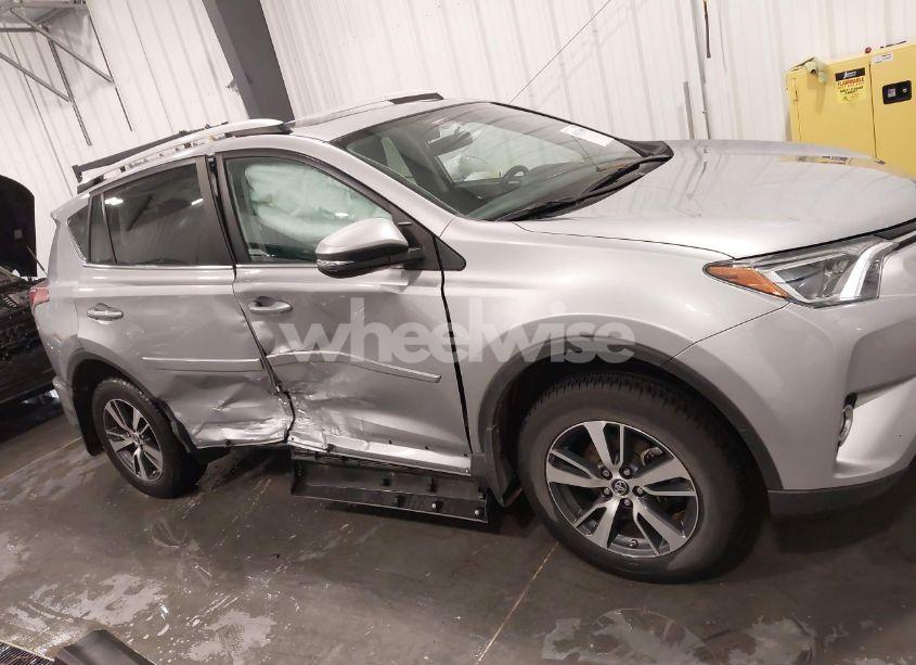 Photo 14 of 2016 Toyota Rav4 XLE (VIN 2T3RFREV8GW493088)