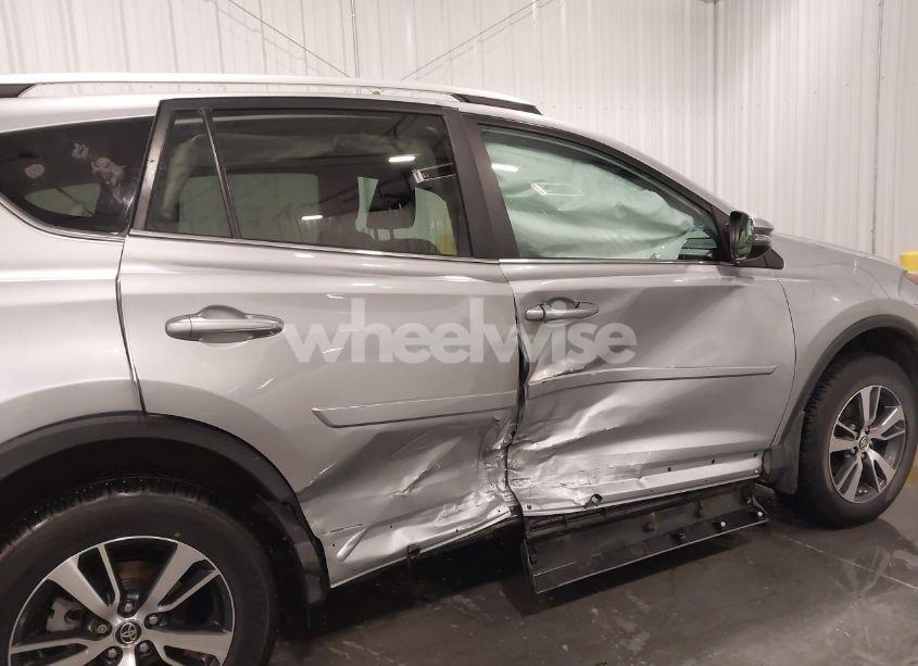 Photo 6 of 2016 Toyota Rav4 XLE (VIN 2T3RFREV8GW493088)