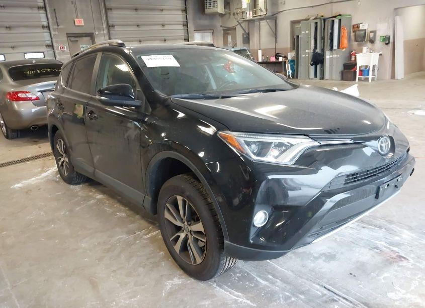 2017 Toyota Rav4 XLE (VIN 2T3RFREV8HW663726) main photo