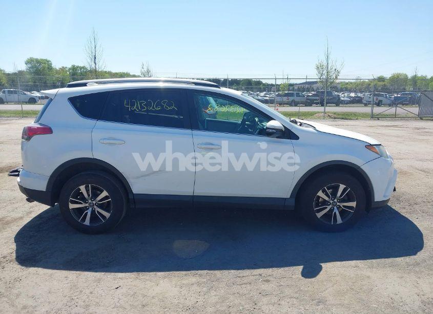 Photo 13 of 2018 Toyota Rav4 XLE (VIN 2T3RFREV8JW713319)