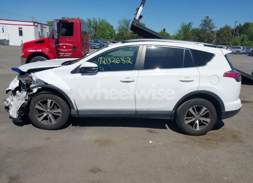 Photo 14 of 2018 Toyota Rav4 XLE (VIN 2T3RFREV8JW713319)