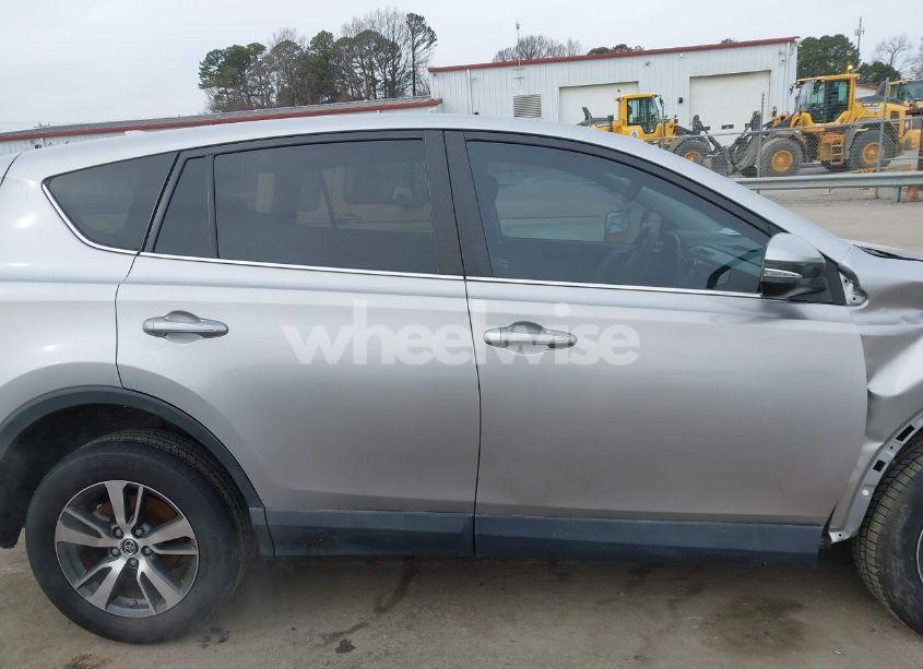 Photo 13 of 2018 Toyota Rav4 XLE (VIN 2T3RFREV9JW704760)