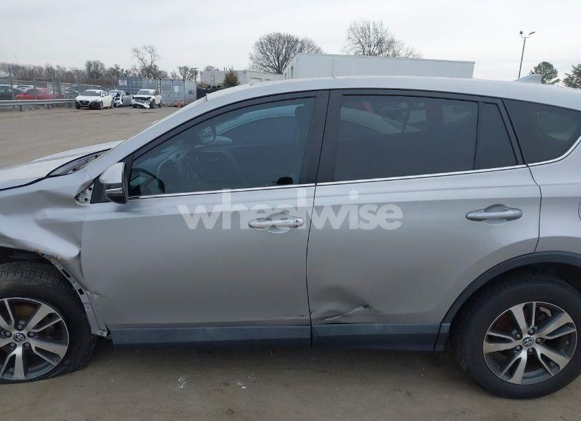 Photo 14 of 2018 Toyota Rav4 XLE (VIN 2T3RFREV9JW704760)