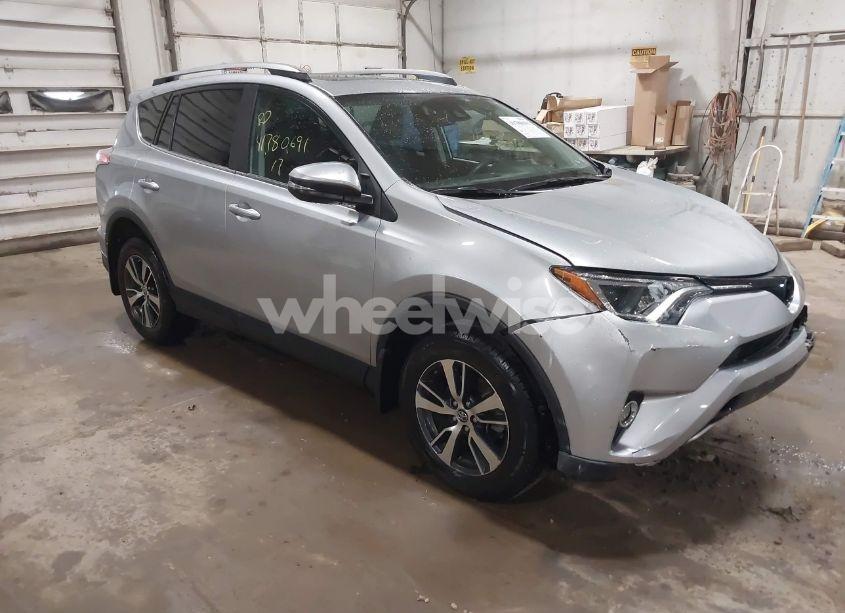 2017 Toyota Rav4 XLE (VIN 2T3RFREVXHW672346) main photo