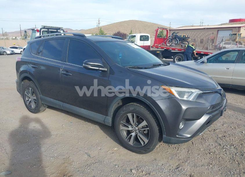 2018 Toyota Rav4 XLE (VIN 2T3RFREVXJW795909) main photo