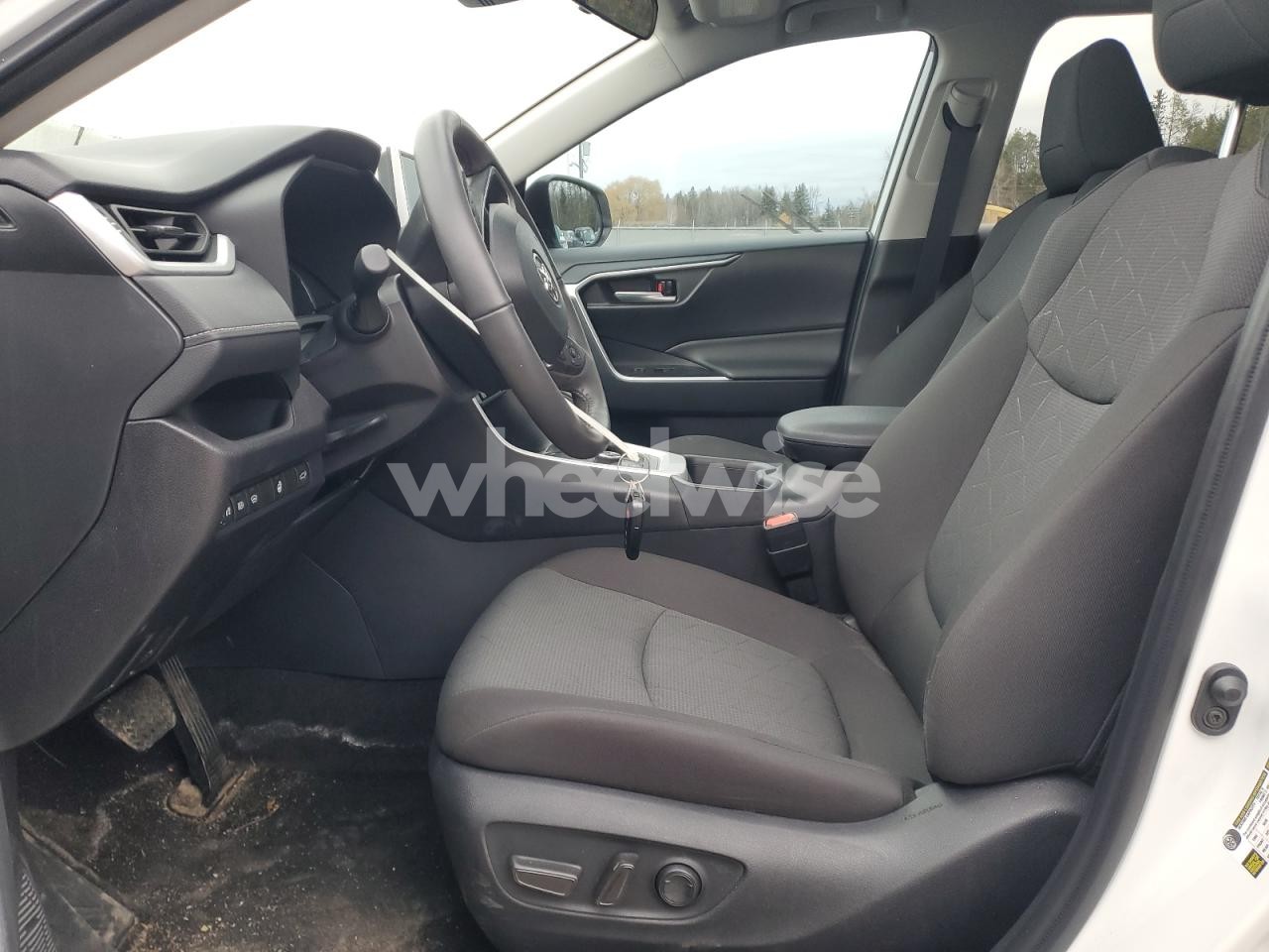 Photo 7 of 2024 TOYOTA RAV4 XLE (VIN 2T3RWRFV0RW250828)