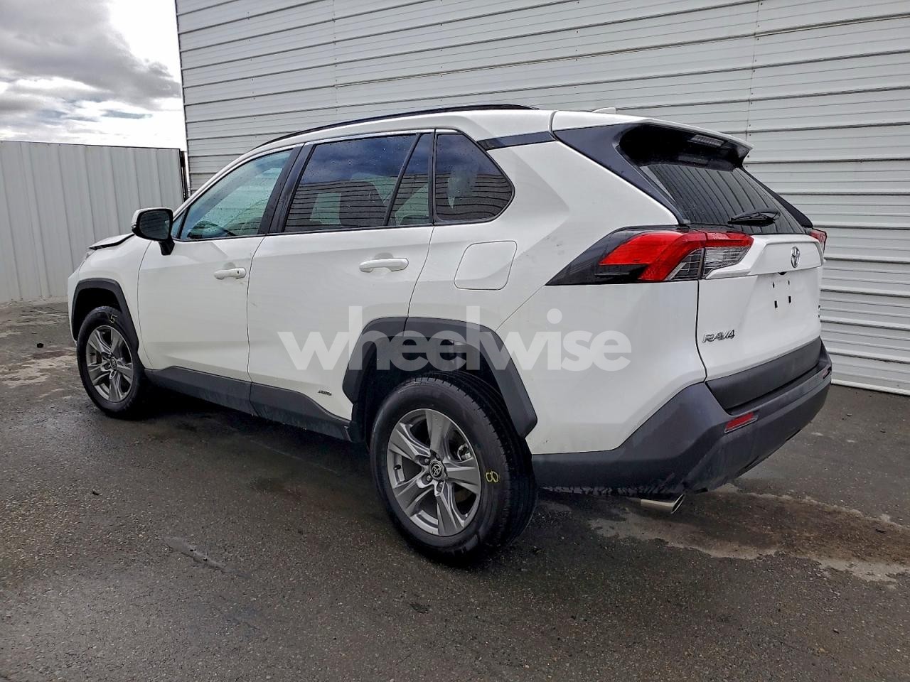 Photo 2 of 2025 TOYOTA RAV4 XLE (VIN 2T3RWRFV8SW263736)