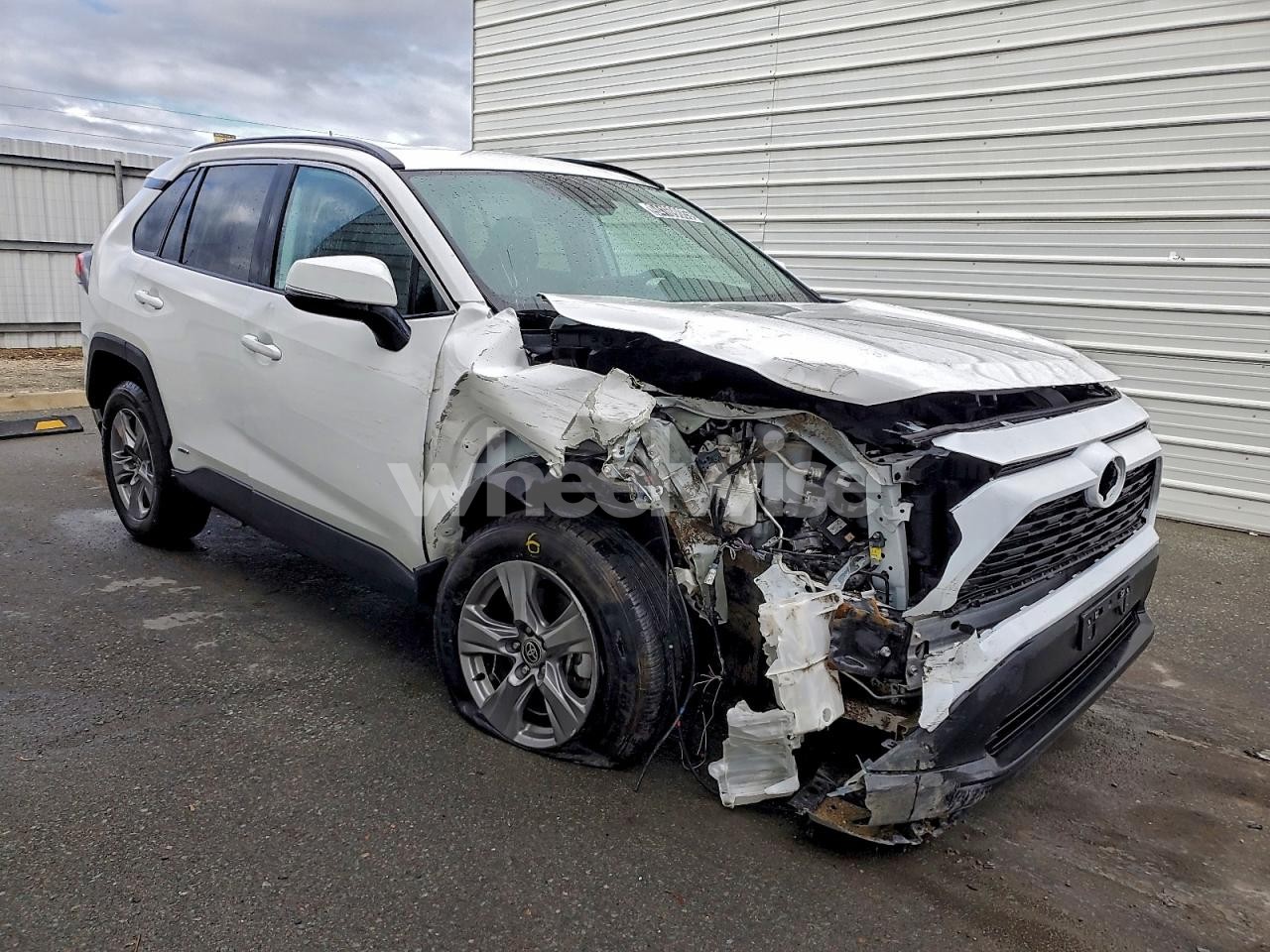 Photo 4 of 2025 TOYOTA RAV4 XLE (VIN 2T3RWRFV8SW263736)