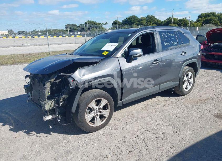 Photo 2 of 2019 Toyota Rav4 XLE (VIN 2T3W1RFV0KW053116)