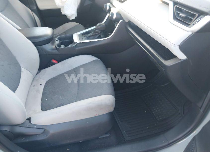 Photo 5 of 2020 Toyota Rav4 XLE (VIN 2T3W1RFV0LC051627)
