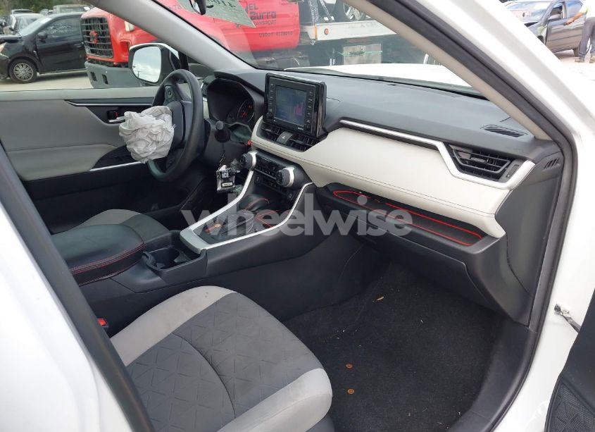 Photo 5 of 2020 Toyota Rav4 XLE (VIN 2T3W1RFV0LW064716)
