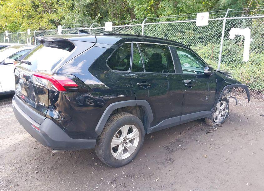 Photo 4 of 2021 Toyota Rav4 XLE (VIN 2T3W1RFV0MC132208)
