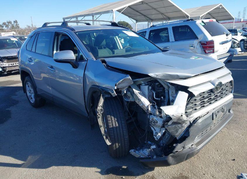 2021 Toyota Rav4 XLE (VIN 2T3W1RFV0MW147581) main photo