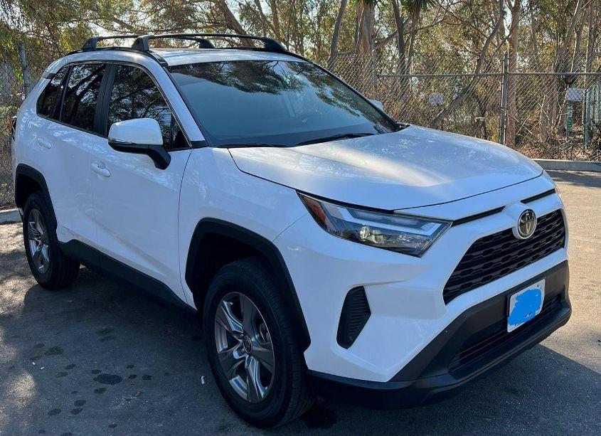 2022 Toyota Rav4 XLE (VIN 2T3W1RFV0NC174962) main photo