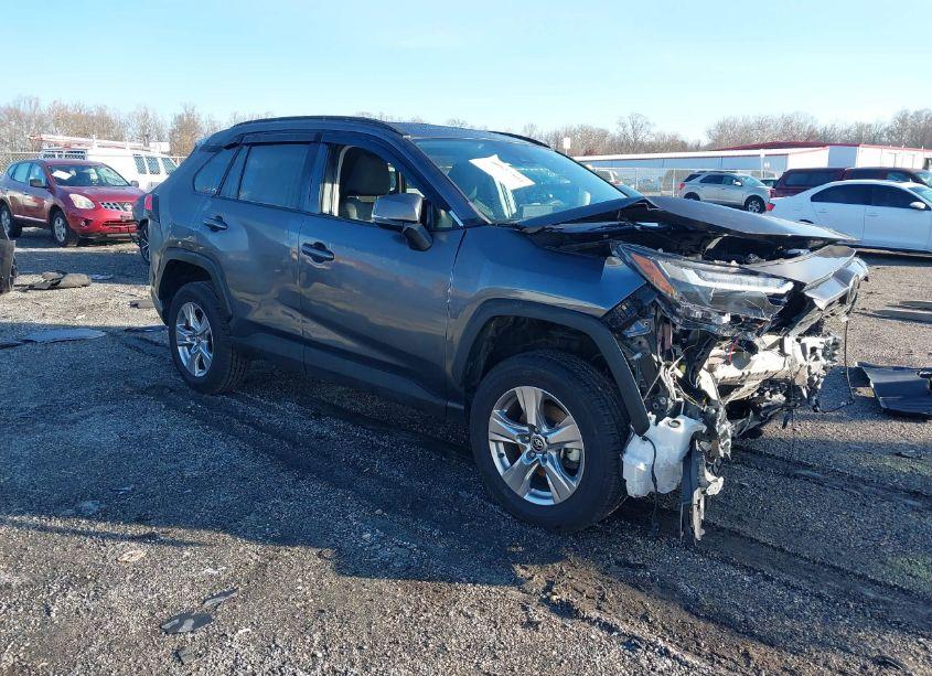 2022 Toyota Rav4 XLE (VIN 2T3W1RFV0NW195583) main photo
