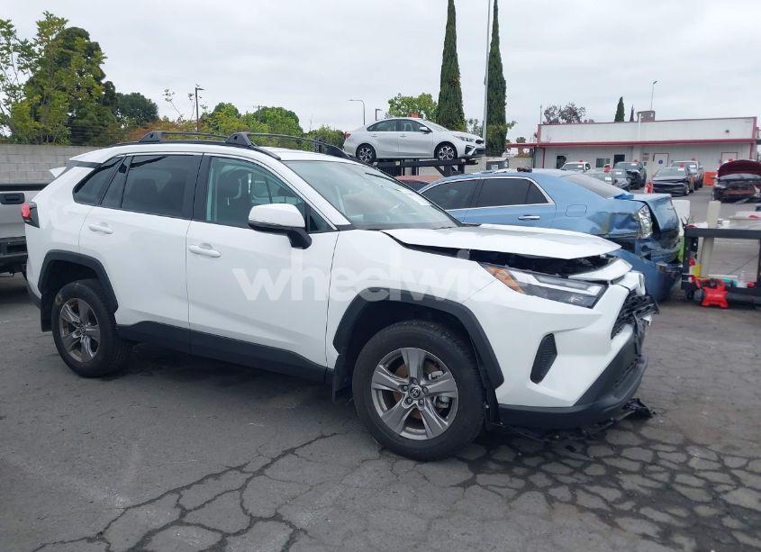 2024 Toyota Rav4 XLE (VIN 2T3W1RFV0RC277255) main photo