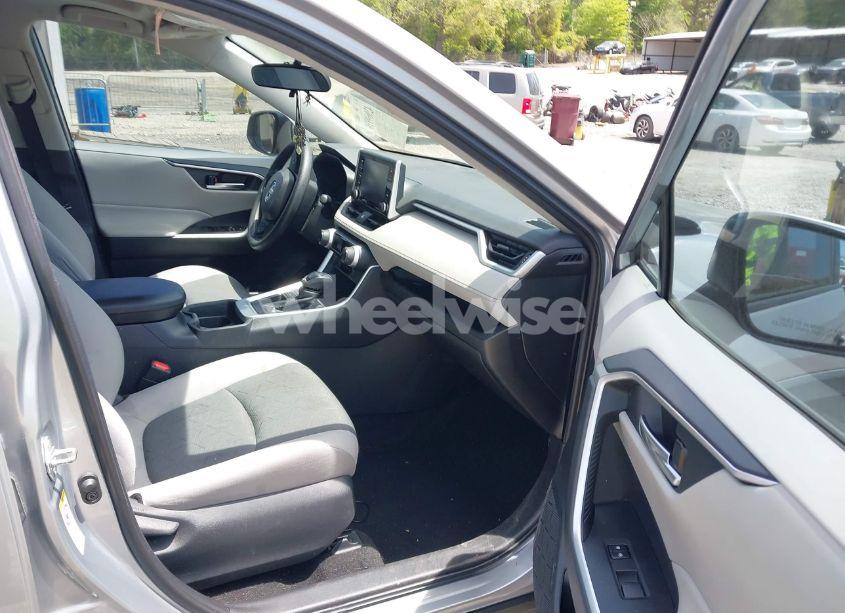 Photo 4 of 2019 Toyota Rav4 XLE (VIN 2T3W1RFV1KW006340)