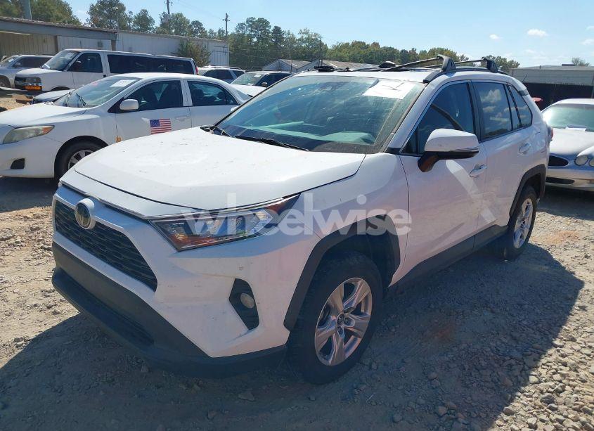 Photo 2 of 2019 Toyota Rav4 XLE (VIN 2T3W1RFV1KW048815)