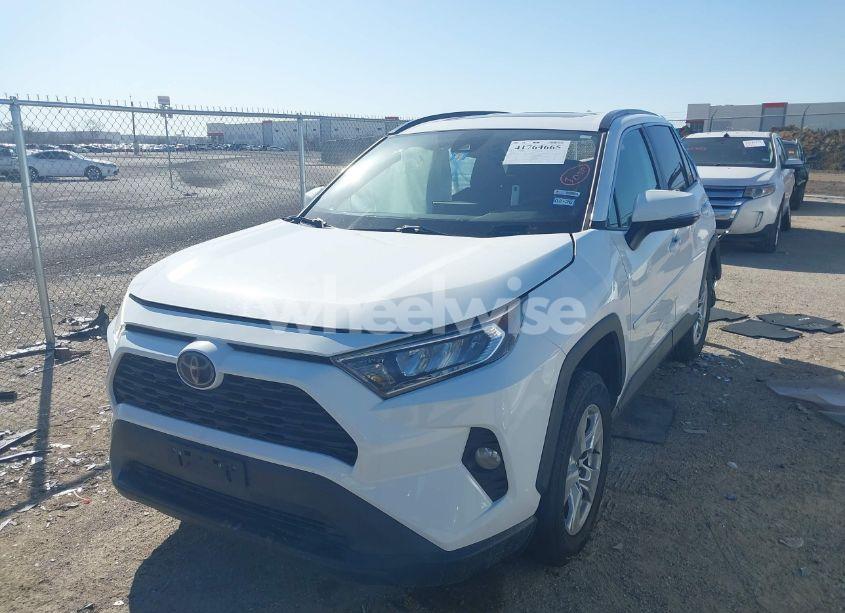 Photo 2 of 2020 Toyota Rav4 XLE (VIN 2T3W1RFV1LC036912)