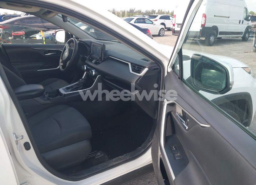 Photo 5 of 2020 Toyota Rav4 XLE (VIN 2T3W1RFV1LC079243)