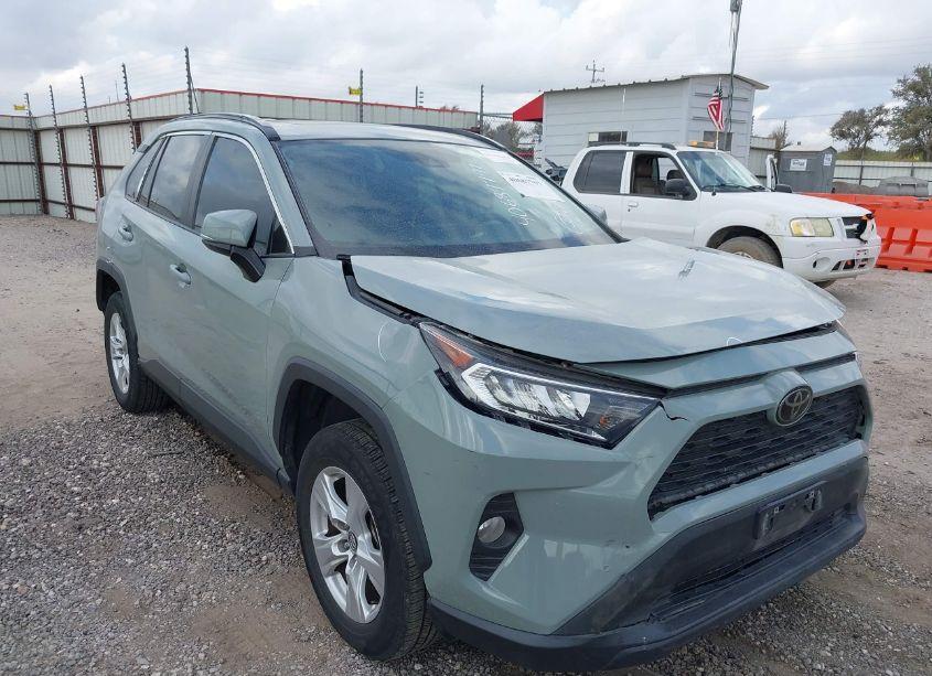 2021 Toyota Rav4 XLE (VIN 2T3W1RFV1MC085951) main photo