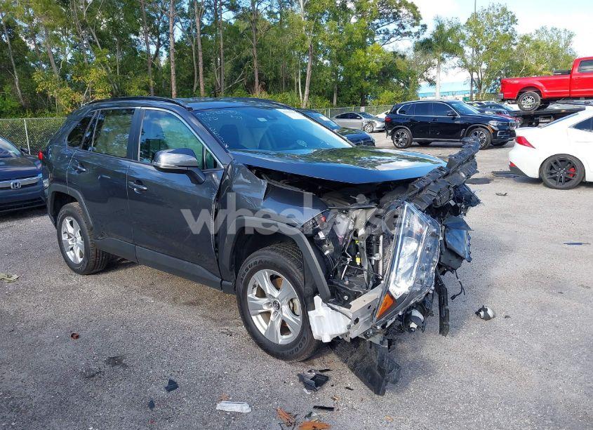 2021 Toyota Rav4 XLE (VIN 2T3W1RFV1MC105518) main photo
