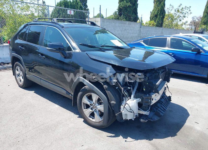 2021 Toyota Rav4 XLE (VIN 2T3W1RFV1MC154363) main photo