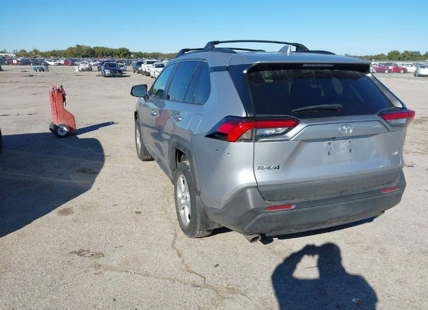 Photo 3 of 2021 Toyota Rav4 XLE (VIN 2T3W1RFV1MC172670)