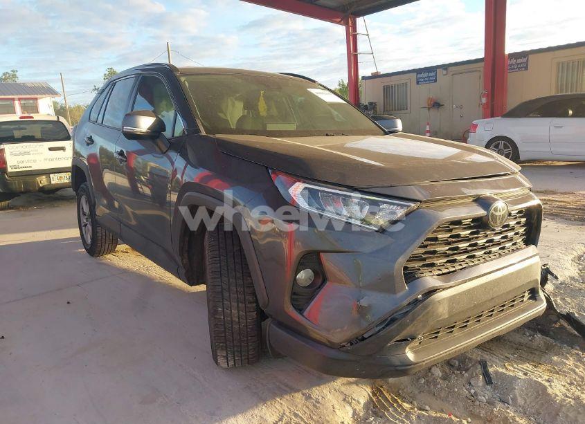 2021 Toyota Rav4 XLE (VIN 2T3W1RFV1MW108322) main photo