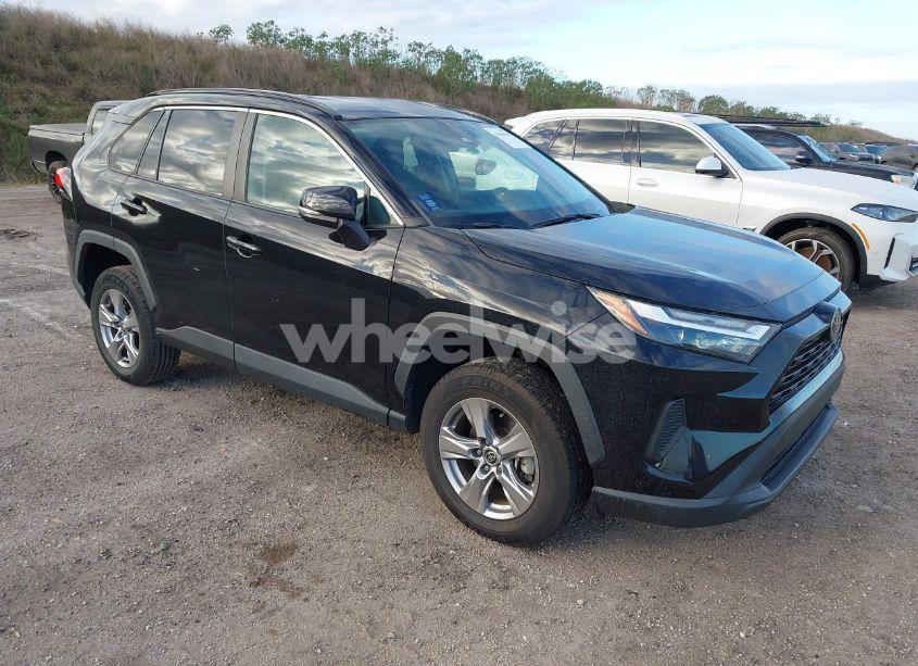 2022 Toyota Rav4 XLE (VIN 2T3W1RFV1NC174968) main photo