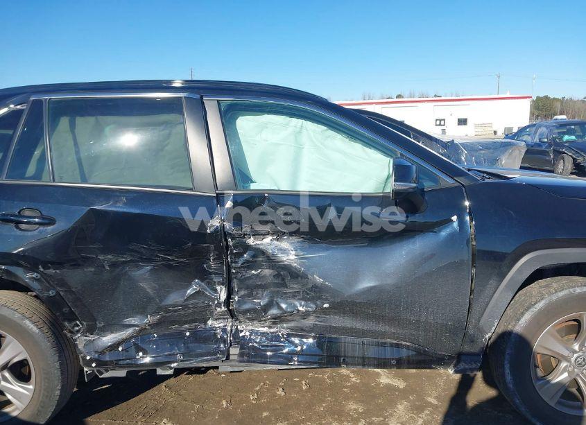 Photo 13 of 2022 Toyota Rav4 XLE (VIN 2T3W1RFV1NC184464)
