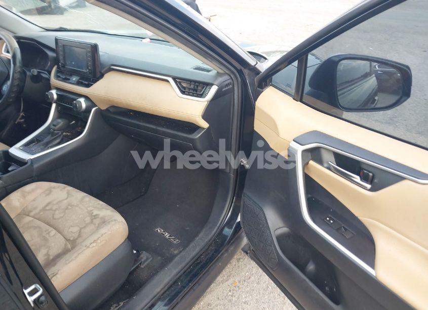 Photo 5 of 2019 Toyota Rav4 XLE (VIN 2T3W1RFV2KC027991)