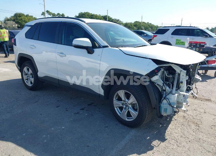 2020 Toyota Rav4 XLE (VIN 2T3W1RFV2LC047577) main photo
