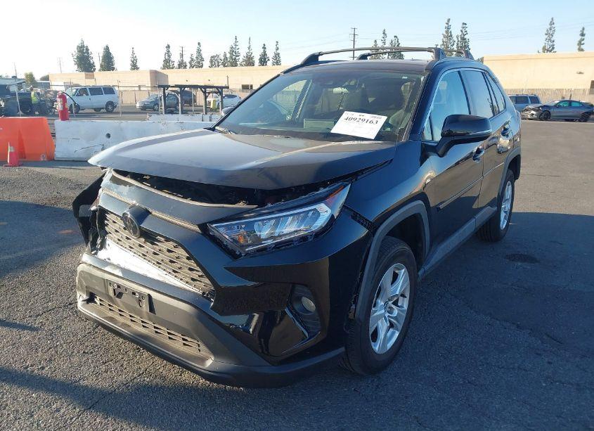 Photo 2 of 2020 Toyota Rav4 XLE (VIN 2T3W1RFV2LW098964)