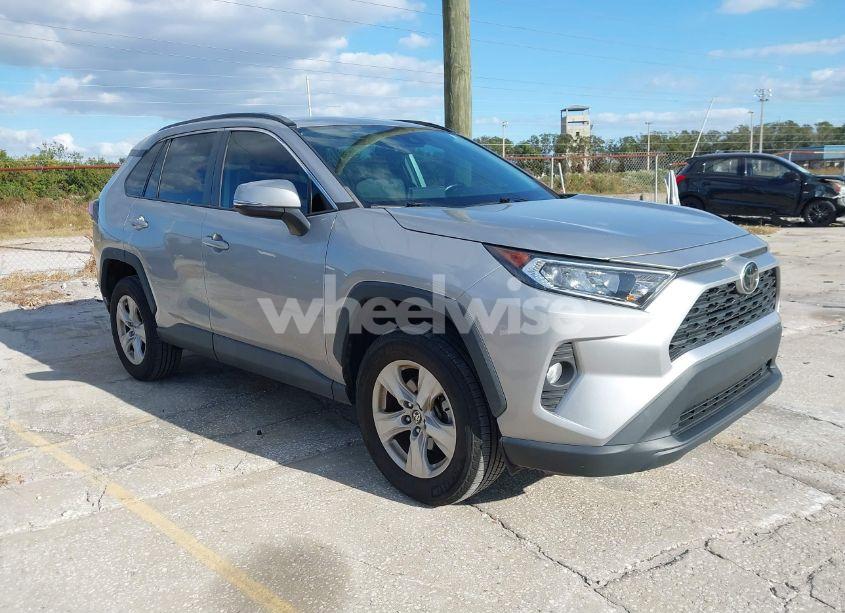 2021 Toyota Rav4 XLE (VIN 2T3W1RFV2MC109870) main photo