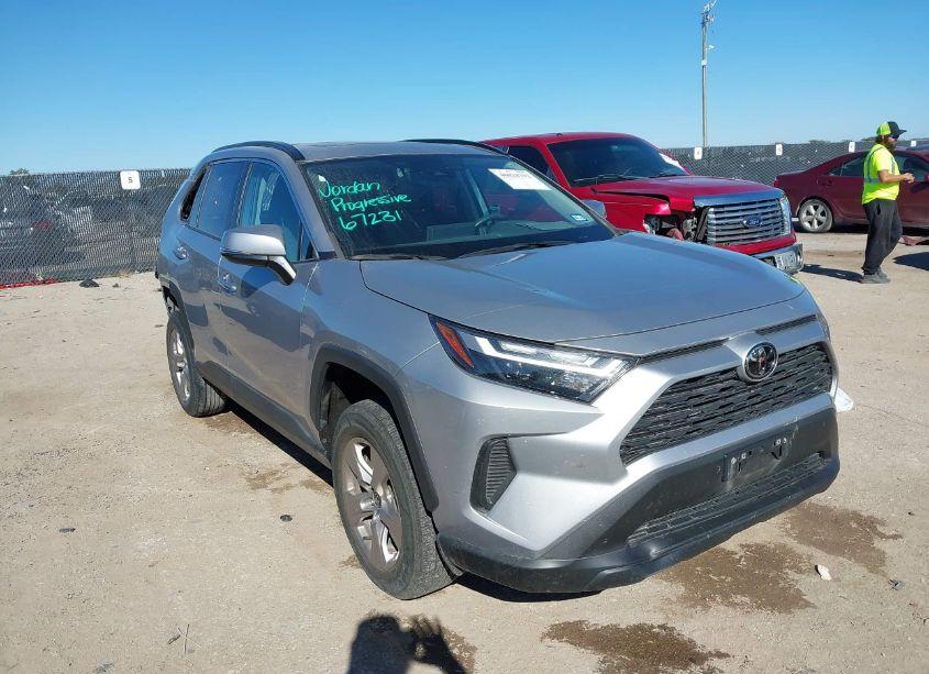 2022 Toyota Rav4 XLE (VIN 2T3W1RFV2NC196719) main photo