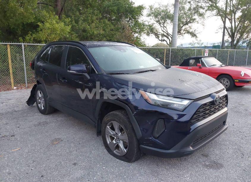 2022 Toyota Rav4 XLE (VIN 2T3W1RFV2NW227451) main photo