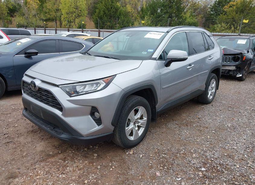 Photo 2 of 2021 Toyota Rav4 XLE (VIN 2T3W1RFV3MC136866)