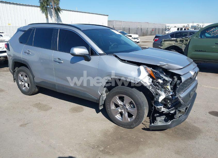 2022 Toyota Rav4 XLE (VIN 2T3W1RFV3NC177340) main photo